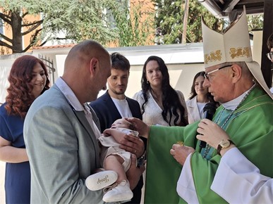 /A/2026/7/A/260705 Biskup Gorski krstio osmo dijete obitelji Pavlović (2).jpg