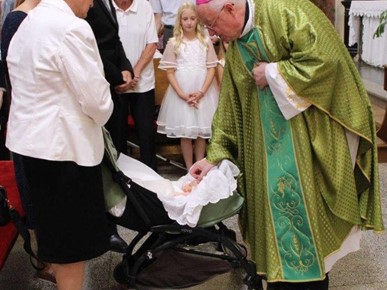 /A/2026/7/A/Biskup Razum krstio peto dijete obitelji Dragomanović (2).jpg
