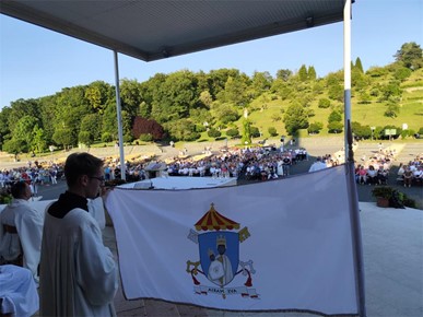 /A/2026/7/B/Bazilika Majke Božje Bistričke nakon 103 godine dobila svoj Grb 7.jpeg