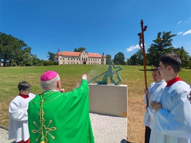 /A/2026/7/B/Biskup Razum blagoslovio nove postaje križnoga puta u Lužnici (7).jpg