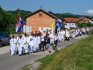 /A/2026/7/B/Don Karlo Ćuk, SDB, proslavio mladu misu u Krašiću (12).jpg