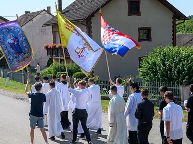 /A/2026/7/B/Don Karlo Ćuk, SDB, proslavio mladu misu u Krašiću (13).jpg