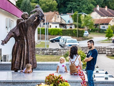 /A/2026/7/C/Mons. Brnić predvodio misno slavlje spomendana sv. Marije Magdalene u Karlovcu JV (9).jpg