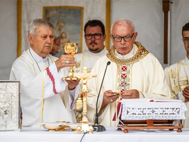 /A/2026/7/C/Mons. Jezerinac proslavio 60 godina svećeništva JV (7).jpg