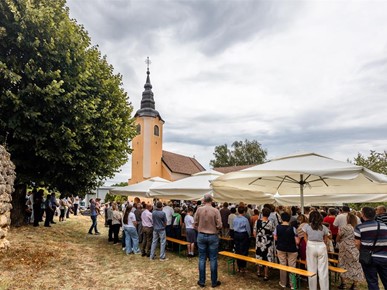 /A/2026/7/C/Mons. Jezerinac proslavio 60 godina svećeništva JV (9).jpg