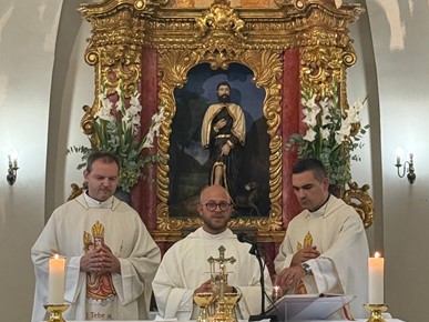 /A/2026/8/B/Mladomisnik vlč. Jurica Klanfar predvodio proštenje na Rokovom perivoju (5).JPG