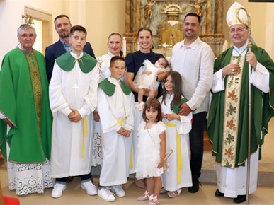 /A/2026/9/A/Biskup Šaško krstio dvoje djece u Vugrovcu (6).JPG