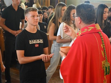 /A/2026/9/B/Biskup Šaško predvodio misu zaziva Duha Svetoga za učenike i djelatnike Nadbiskupske klasične gimnazije (10).JPG