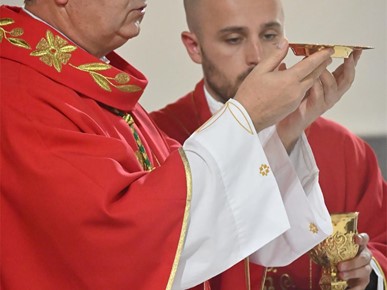 /A/2026/9/B/Biskup Šaško predvodio misu zaziva Duha Svetoga za učenike i djelatnike Nadbiskupske klasične gimnazije (5)_.JPG