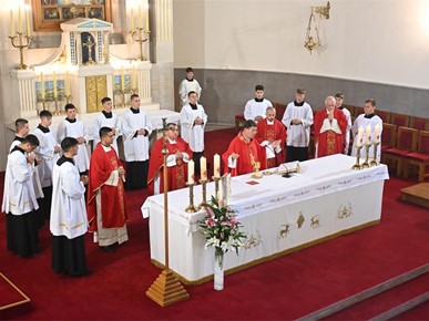 /A/2026/9/B/Biskup Šaško predvodio misu zaziva Duha Svetoga za učenike i djelatnike Nadbiskupske klasične gimnazije (7).JPG