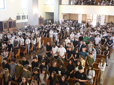 /A/2026/9/B/Biskup Šaško predvodio misu zaziva Duha Svetoga za učenike i djelatnike Nadbiskupske klasične gimnazije (8).JPG